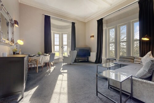 Traditional apartment close to beach & golf, stunning views & free parking.