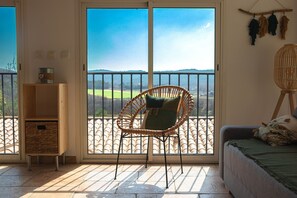 TV - Gite with panoramic view in the heart of nature (Goudargues)