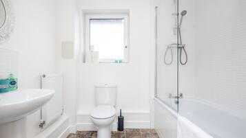 Apartment | Bathroom | Combined shower/bathtub, deep-soaking bathtub, hair dryer, towels
