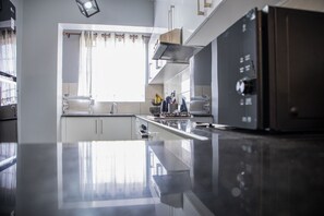 Kjøleskap, mikrobølgeovn, ovn og kokeplater