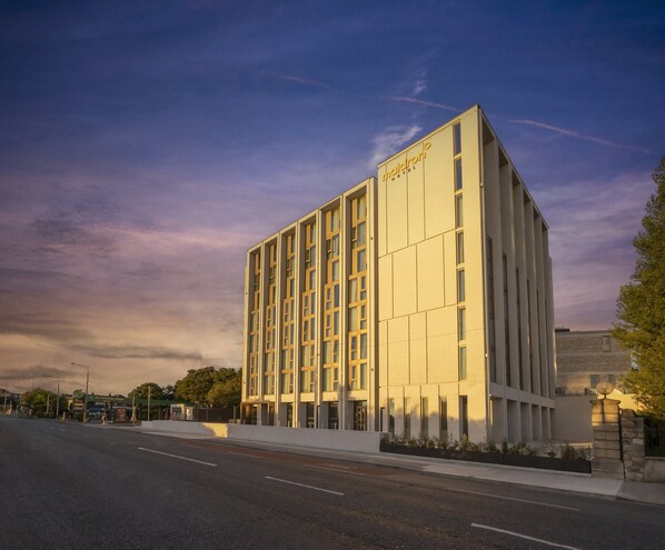 Un moderno edificio de hotel con un diseño limpio y rectangular y un letrero llamativo.