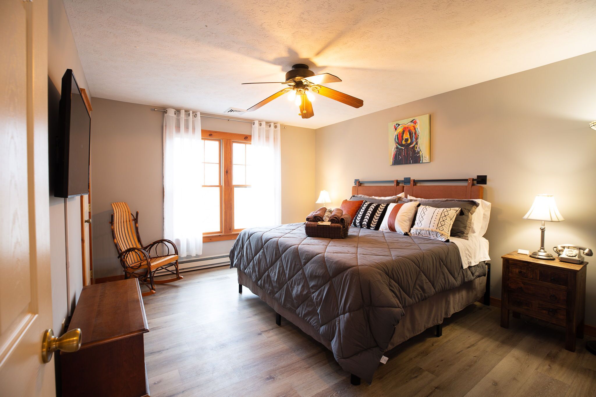 Chic & Comfy Fully Renovated w New Game Room Only 3 minutes to Camelback Resort