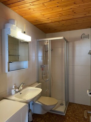 Douche, serviettes fournies, savon, papier toilette