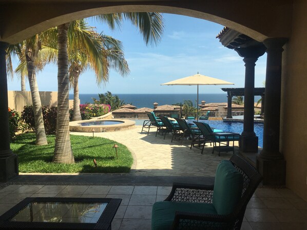 Alberca al aire libre y alberca climatizada