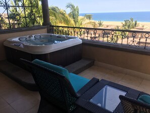 Banyera d'hidromassatge a l'aire lliure