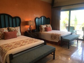 4 Schlafzimmer, Zimmersafe, Schreibtisch, Bügeleisen/Bügelbrett