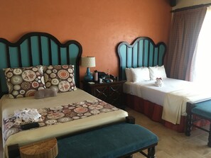 4 habitaciones, caja de seguridad en la habitación y escritorio 