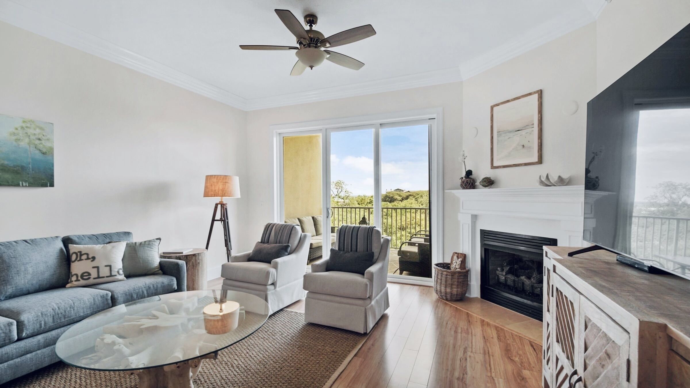 Een smart-tv, een open haard en een dvd-speler