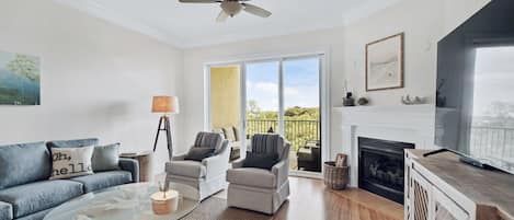 Een smart-tv, een open haard en een dvd-speler