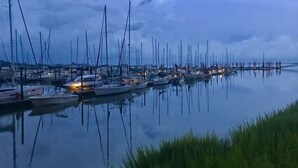 Un port de plaisance où de nombreux voiliers sont amarrés pendant la nuit.