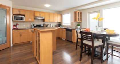 Elegant 6 Bedroom House close to U of Manitoba