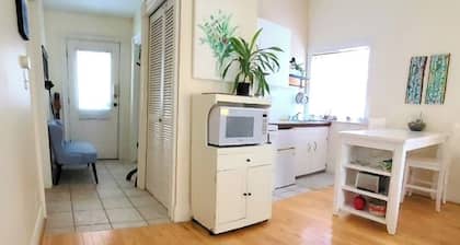 Sweet private studio just minutes from the downtown core.