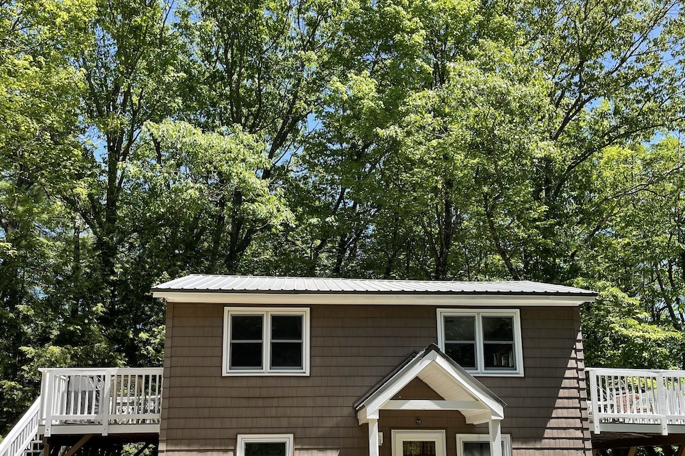 4 bedroom home in Bridgton, Maine. 3 min to Pleasant Mtn. 2 min to Moose Pond.