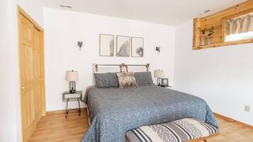 1 slaapkamer, een strijkplank/strijkijzer, wifi, beddengoed