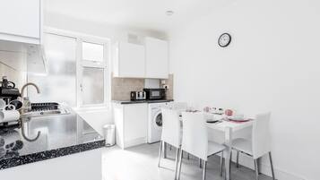 Apartment, Multiple Beds | Private kitchen | Fridge, microwave, oven, stovetop