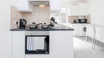 Apartment, Multiple Beds | Private kitchen | Fridge, microwave, oven, stovetop