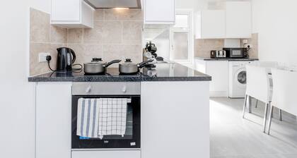 Charming 3-bed Apartment in Romford