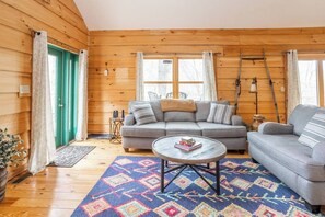 Smart TV - "Treehouse Suite" at Rustic Retreat Cabin w/Old Fashion Saun (Nashville)