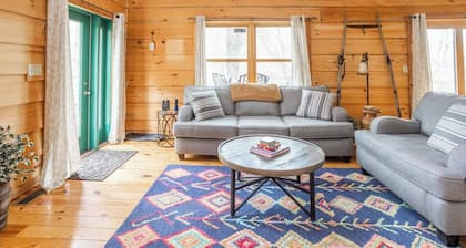 "Treehouse Suite" at Rustic Retreat Cabin w/Old Fashion Saun