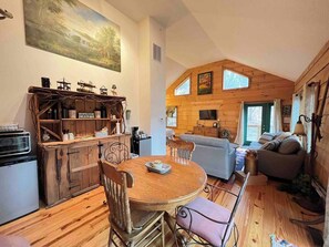 Smart TV - "Treehouse Suite" at Rustic Retreat Cabin w/Old Fashion Saun (Nashville)