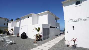 Vista frontal de la propiedad
