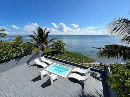 Villa Deluxe (Renata) | Piscine extérieure | Piscine extérieure, chaises longues. Picuas Village