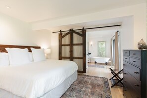 3 habitaciones, tabla de planchar con plancha, internet y ropa de cama 