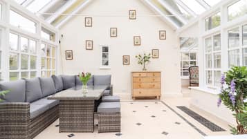 Cottage | Dining