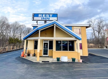 Utica Rest Inn