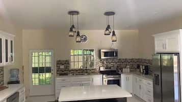 Geladeira, micro-ondas, fogão, cooktop