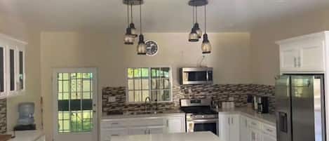 Geladeira, micro-ondas, fogão, cooktop