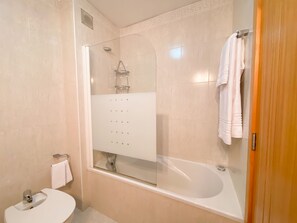 Combined shower/bathtub, hair dryer, bidet, towels