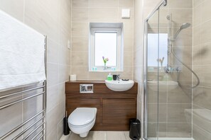 Căn hộ | Phòng tắm | Vòi sen/bồn tắm kết hợp, bồn tắm ngâm, máy sấy tóc, khăn tắm 