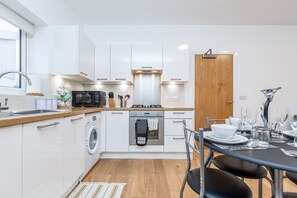 Appartamento | Cucina privata | Frigorifero, microonde, forno, piano cottura