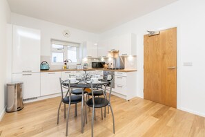 Apartment | Private kitchen | Fridge, microwave, oven, stovetop - 2BR Apt-sleeps 5-accessible-central Dartford (Dartford)