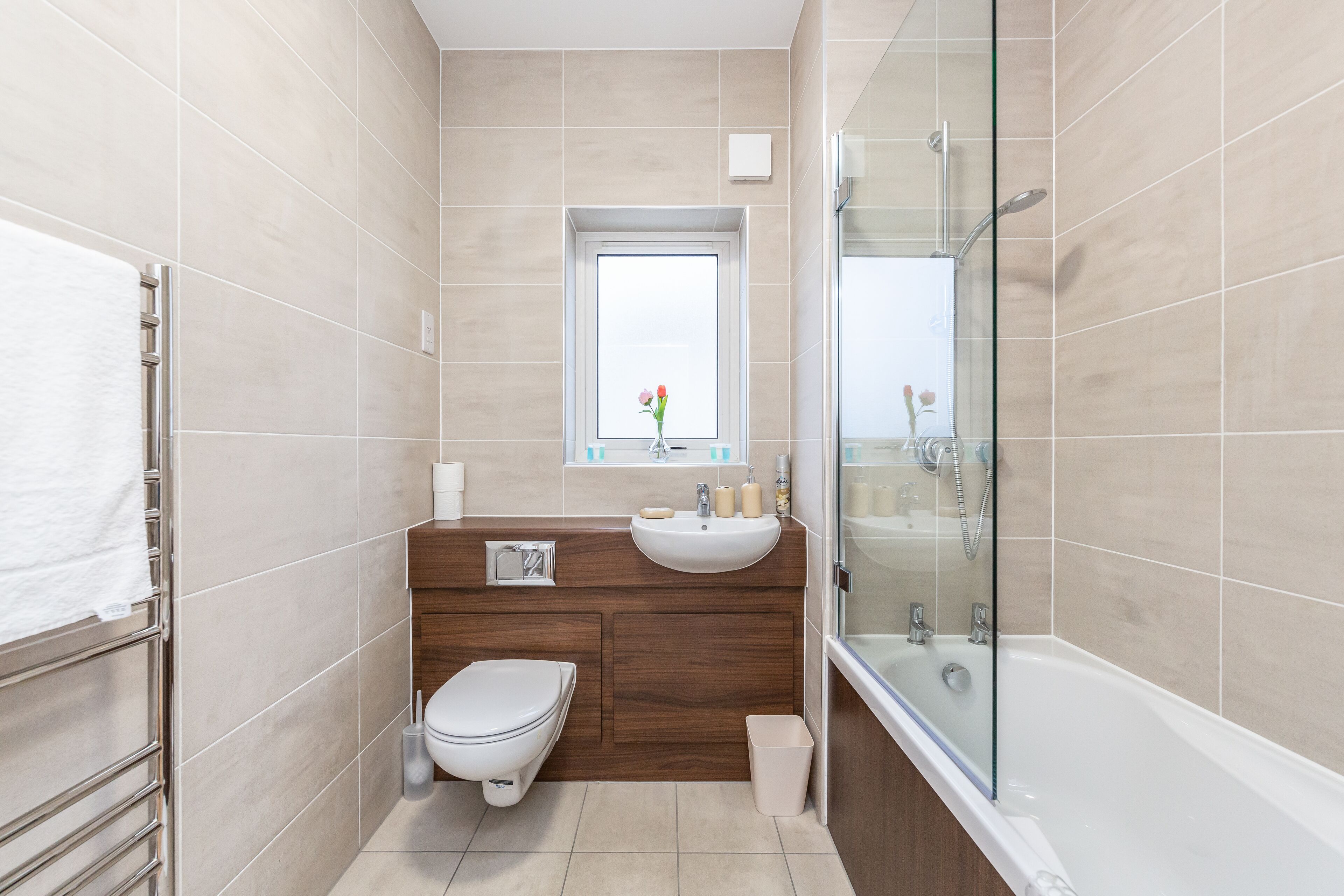 Departamento | Baño | Tina con regadera, tina profunda, secadora de cabello, toallas 