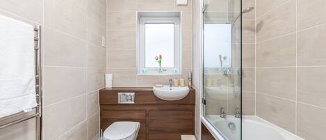 Departamento | Baño | Tina con regadera, tina profunda, secadora de cabello, toallas