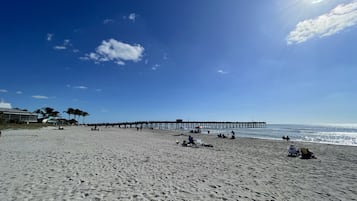 Tæt på stranden, liggestole, badehåndklæder