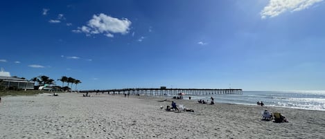 Playa en los alrededores, camastros y toallas de playa 