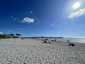 Vlak bij het strand, ligstoelen aan het strand, strandlakens
