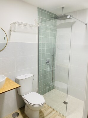 Een douche, een haardroger, handdoeken, zeep
