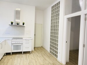 Een koelkast, een oven, een kookplaat, een vaatwasser