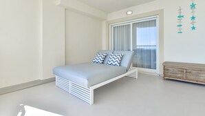 Ein modernes Schlafzimmer mit einem Bett, einer Holzbank und einem Fenster mit Vorhängen.