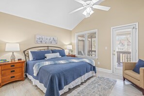 4 bedrooms, iron/ironing board, WiFi, bed sheets - Riverfront in Helen ★ Summer Grilling + Hot Tub Nights ★ Downtown (Helen)