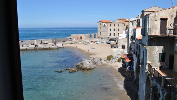 A coastal town with a beach, stone buildings, and clear blue water. - Balcony Bellavista B - Holiday home by the sea (Cefalù)