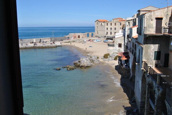 På stranden og solsenger