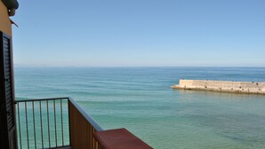 A balcony with a clear view of the sea and a stone wall. - Balcony Bellavista B - Holiday home by the sea (Cefalù)