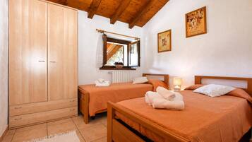 2 chambres, fer et planche à repasser, Wi-Fi gratuit, draps fournis