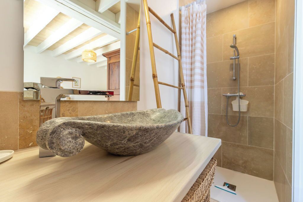 Combined shower/tub, hair dryer, towels, soap