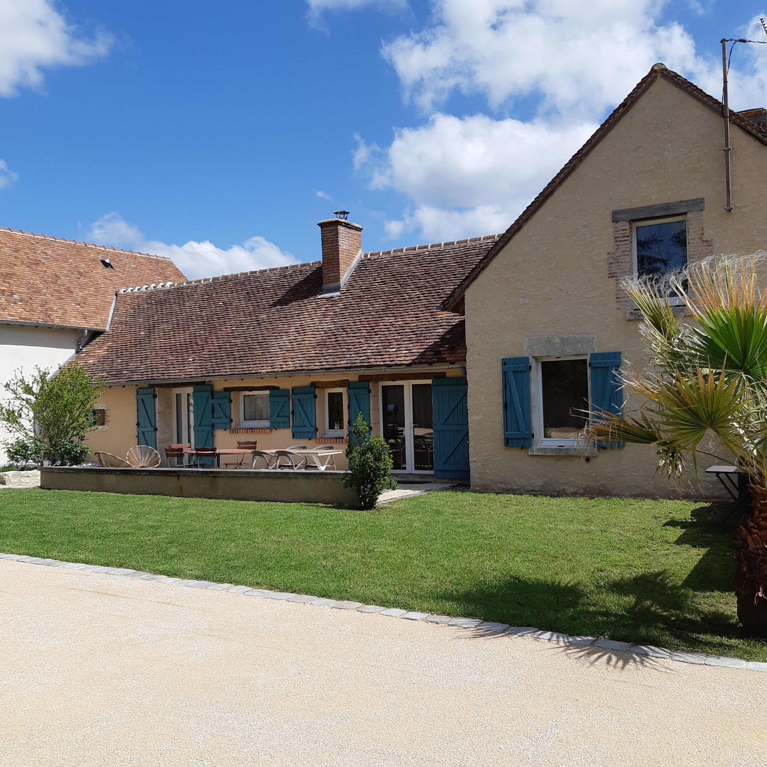 Renovated old house, classified 3 * heated swimming pool + garden, heart of the village